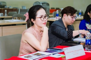 ThS Nguyễn Ngọc Hạnh My cùng hội đồng chuyên môn theo dõi phần trình bày đồ án tốt nghiệp của sinh viên.