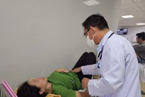 Bác sĩ thăm khám cho nạn nhân. 