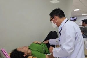 Bác sĩ thăm khám cho nạn nhân. 