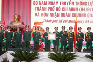 Thượng tướng Võ Minh Lương - Thứ trưởng Bộ Quốc phòng trao Huân chương Quân công hạng Ba cho Lực lượng vũ trang TPHCM.