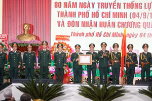 Thượng tướng Võ Minh Lương - Thứ trưởng Bộ Quốc phòng trao Huân chương Quân công hạng Ba cho Lực lượng vũ trang TPHCM.