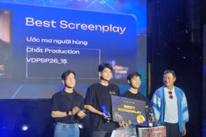 Đạo diễn Phan Gia Nhật Linh trao giải thưởng cho các bạn sinh viên. 