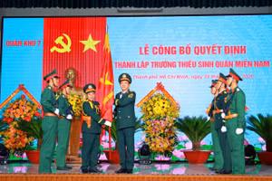 Thượng tướng Nguyễn Trường Thắng(phải) trao tặng Quân kỳ Quyết thắng cho Trường Thiếu sinh quân miền Nam. 