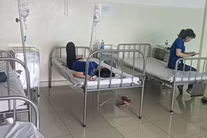 Nhiều công nhân nhập viện sau khi ăn bữa trưa tại công ty. (Ảnh: T.H)