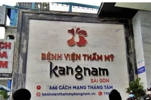 Một người phụ nữ tai biến sau 2 ngày hút mỡ bụng tại Bệnh viện thẩm mỹ Kangnam. (Ảnh: T.N)