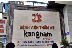 Một người phụ nữ tai biến sau 2 ngày hút mỡ bụng tại Bệnh viện thẩm mỹ Kangnam. (Ảnh: T.N)