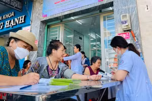 Trạm y tế Phường 4, Quận 10 tổ chức khám sàng lọc bệnh tăng huyết áp ở người cao tuổi. (Ảnh: S.S)