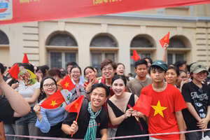 Chiều 25/4, trung tâm TPHCM được khoác lên mình tấm áo đỏ rực rỡ khi hàng nghìn người dân đổ về khu vực đường Lê Duẩn và các tuyến phố xung quanh để theo dõi buổi sơ duyệt diễu binh, diễu hành cấp Nhà nước.