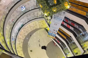 Thêm một người rơi lầu tử vong tại Trung tâm Thương mại Vạn Hạnh Mall. 