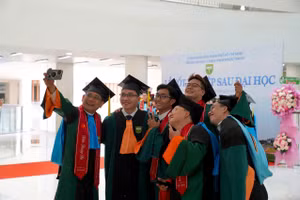 Các tân bác sĩ Chuyên khoa I trong ngày nhận bằng tốt nghiệp.