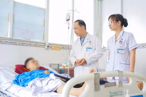 Bác sĩ thăm khám cho bệnh nhân. 