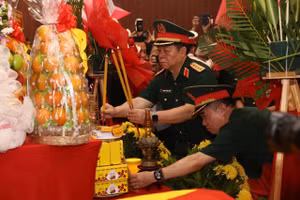Đại tướng Nguyễn Trọng Nghĩa, Ủy viên Bộ Chính trị, Bí thư Trung ương Đảng, Chủ nhiệm Tổng cục Chính trị dâng hương tại Công viên Lê Thị Riêng. 