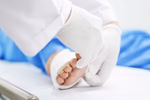 Bàn chân bệnh nhân sau phẫu thuật. (Ảnh: BVCC)