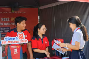 Học sinh tham gia được tư vấn hướng nghiệp tại gian hàng Trường Cao đẳng Văn Lang Sài Gòn. 