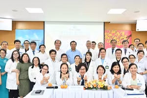 Chủ tịch UBND TPHCM Nguyễn Văn Được khen thưởng ekip thực hiện. (Ảnh: Việt Dũng)