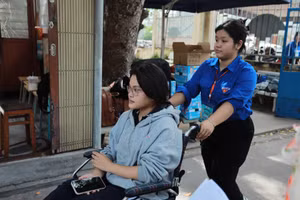 Các bạn tình nguyện viên hỗ trợ thí sinh tại Điểm thi THPT Tân An. 