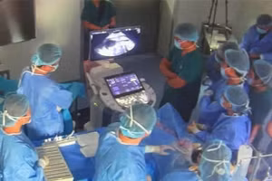 Can thiệp bào thai cho sản phụ người Singapore. 