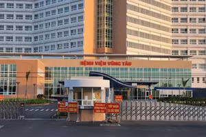 4 người nhập viện nghi ngộ độc rượu, một trường hợp tiên lượng rất xấu.