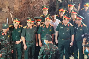 Đại tướng Nguyễn Trọng Nghĩa, Ủy viên Bộ Chính trị, Bí thư Trung ương Đảng, Ủy viên Thường vụ Quân ủy Trung ương, Chủ nhiệm Tổng cục Chính trị, kiểm tra, động viên lực lượng tìm kiếm hài cốt liệt sĩ tại công viên Lê Thị Riêng. 