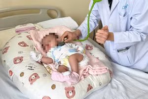 Bác sĩ đang thăm khám cho bé sơ sinh. (Ảnh: BVCC)