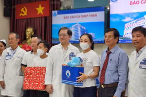 Bệnh nhi ghép thận được xuất viện.