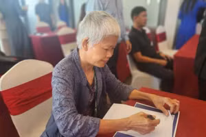 Bà Lê Thị Nhi tham gia chương trình để tìm hiểu thêm về cách quản lý tài chính cá nhân. 