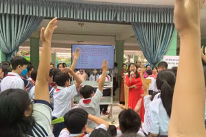 Cô Cao Thị Huế cùng học sinh Trường THCS Bình Trị Đông A.