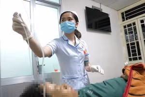 Các y bác sĩ Bệnh viện Nhân dân 115 đang chăm sóc và điều trị cho bệnh nhân. (Ảnh: BVCC)