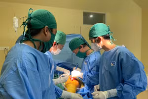 Ekip thực hiện mổ thay khớp háng cho bệnh nhân. (Ảnh: BVCC)