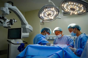 Ê-kip thực hiện phẫu thuật.