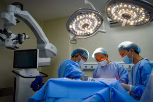 Ê-kip thực hiện phẫu thuật.