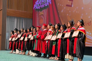 Tân cử nhân Trường ĐH Y khoa Phạm Ngọc Thạch nhận bằng tốt nghiệp
