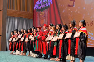 Tân cử nhân Trường ĐH Y khoa Phạm Ngọc Thạch nhận bằng tốt nghiệp