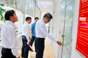 Phó Chủ tịch UBND tỉnh Bình Thuận Nguyễn Minh cùng đại diện lãnh đạo các sở, ngành liên quan kiểm tra cơ sở vật chất tại một số điểm thi trong tỉnh. (Ảnh: Thanh Thủy)