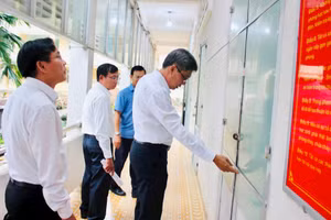 Phó Chủ tịch UBND tỉnh Bình Thuận Nguyễn Minh cùng đại diện lãnh đạo các sở, ngành liên quan kiểm tra cơ sở vật chất tại một số điểm thi trong tỉnh. (Ảnh: Thanh Thủy)