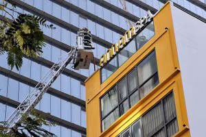 Phòng Cảnh sát PCCC và CNCH, Công an TPHCM điều động phương tiện chuyên dụng, cán bộ chiến sĩ đến hiện trường một vụ cháy ở TPHCM.