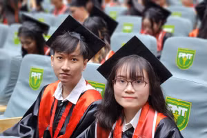 Nguyễn Trần Như Thảo cùng bạn trong buổi lễ tốt nghiệp.