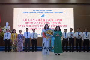 Thứ trưởng Bộ GD&ĐT Nguyễn Thị Kim Chi trao quyết định bổ nhiệm Chủ tịch Hội đồng trường Trường Cao đẳng Sư phạm Trung ương - Nha Trang nhiệm kỳ 2022 - 2027. (Ảnh: K.D)