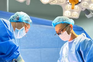 Ekip thực hiện phẫu thuật. (Ảnh: BVCC)