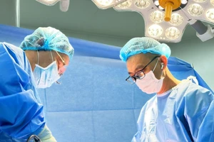 Ekip thực hiện phẫu thuật. (Ảnh: BVCC)
