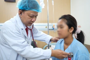 Bác sĩ thăm khám cho bệnh nhân sau phẫu thuật. 