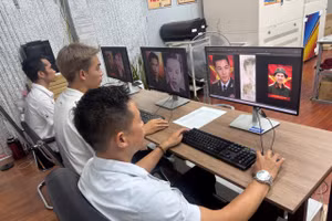 Nhóm Team Lee đang thực hiện phục dựng ảnh liệt sĩ. 