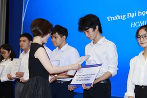 Học bổng được trao trực tiếp tại buổi lễ. 