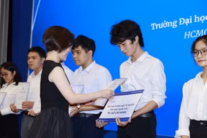 Học bổng được trao trực tiếp tại buổi lễ. 
