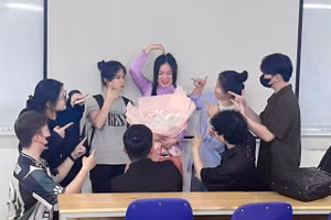 Nhà báo Yến Ngọc (áo dài tím) cùng sinh viên Trường Đại học Công Thương TPHCM. Ảnh: NVCC