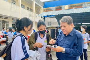 Hình ảnh ông Trần Anh Tuấn luôn gắn liền với học sinh THCS, THPT trong các buổi tư vấn hướng nghiệp.