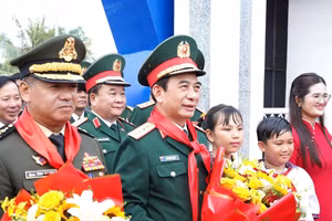 Bộ trưởng Phan Văn Giang và Bộ trưởng Tea Seiha nhận hoa từ thầy, trò Trường Tiểu học Bến Cầu. (Ảnh: H.L)