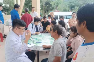 Y bác sĩ TPHCM khám, chữa bệnh và cấp phát thuốc miễn phí cho người dân vùng lũ Khánh Hòa. (Ảnh: H.L) 