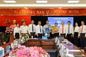 Ông Lưu Quốc Hải nhận quyết định Giám đốc. 