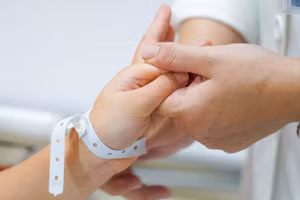 Phụ huynh cần chăm lo sức khỏe chu đáo cho trẻ trong thời điểm giao mùa. (Ảnh minh họa)